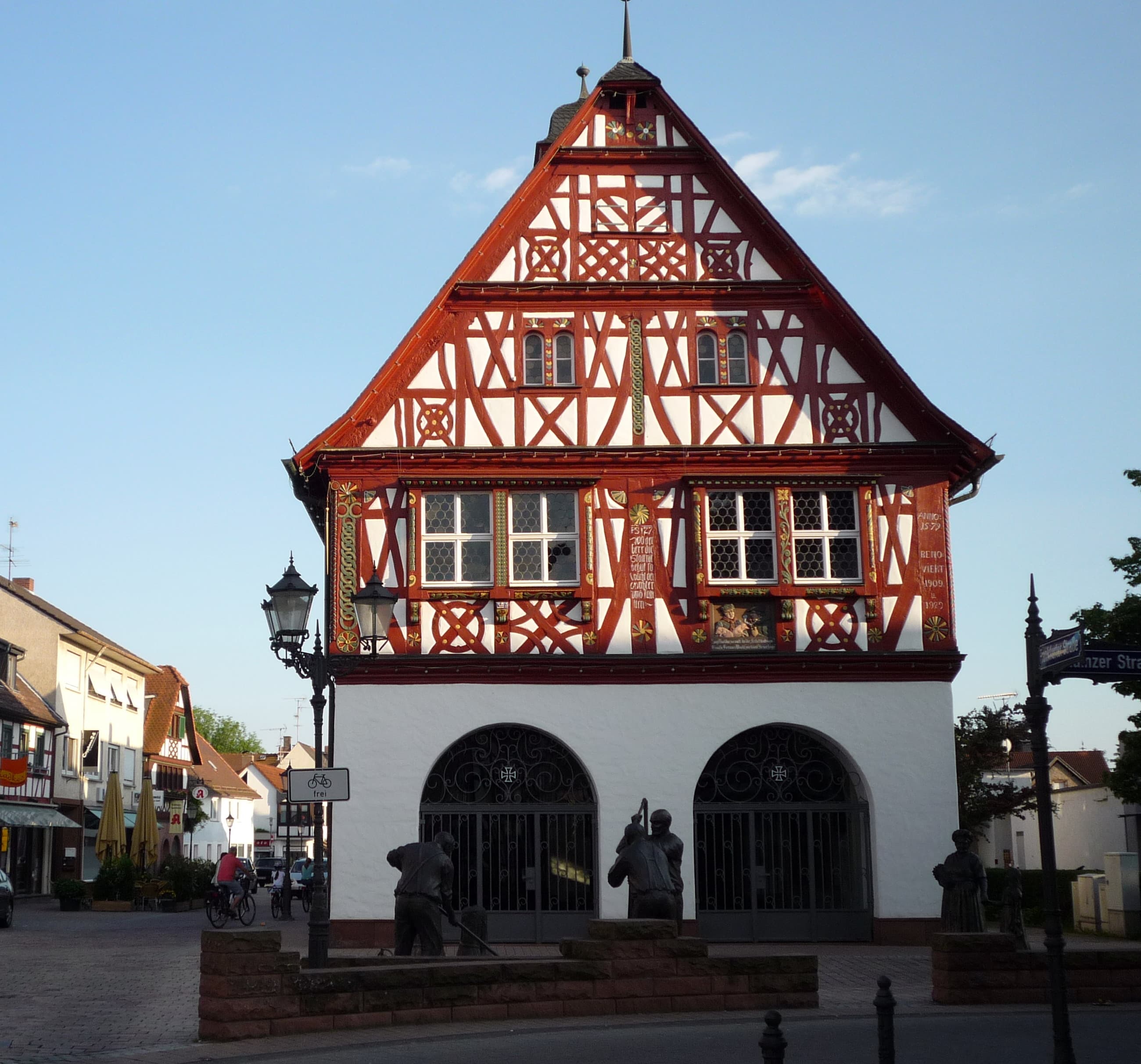Historisches Fachwerk-Rathaus am Marktplatz in Groß-Gerau